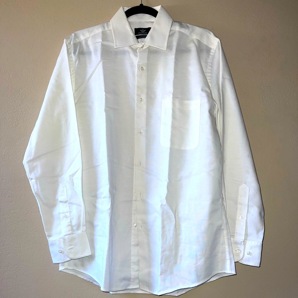 Size Medium (32/33), white, Dockers fitted stretch collar